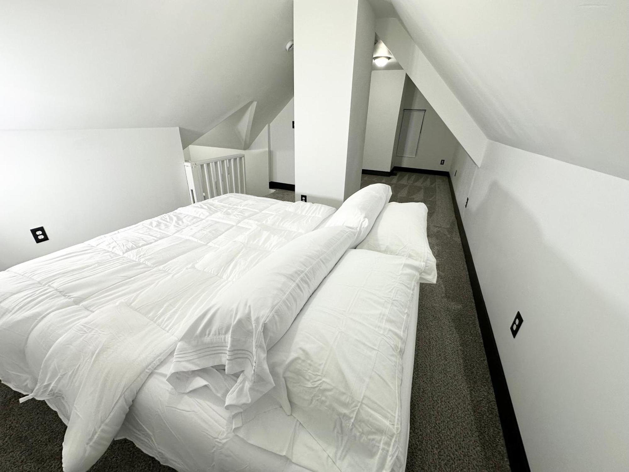 Fully Renovated Modern 4bedroom 3bath Close To Downtown Fully Furnished Apartment Cleveland