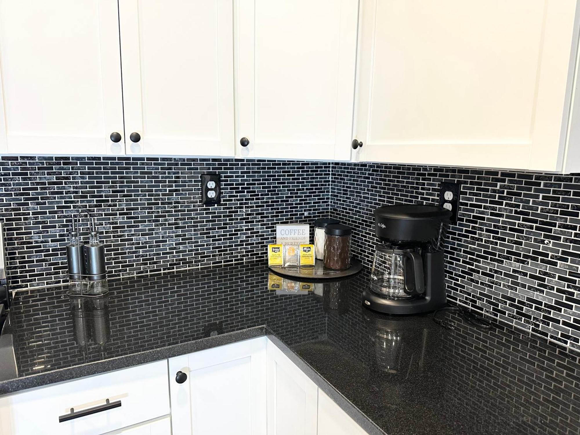 Fully Renovated Modern 4bedroom 3bath Close To Downtown Fully Furnished Apartment *