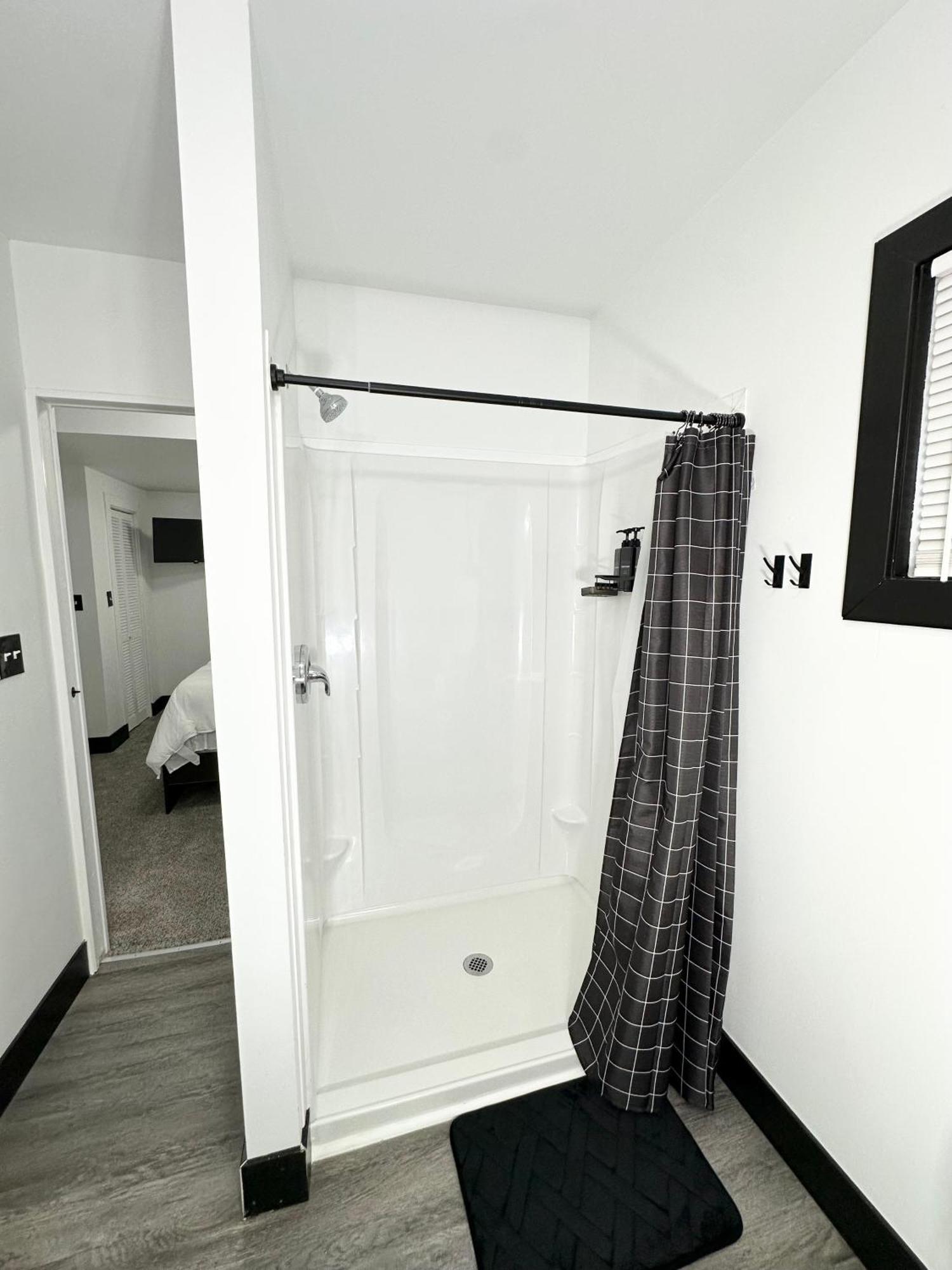 Fully Renovated Modern 4bedroom 3bath Close To Downtown Fully Furnished Apartment Cleveland