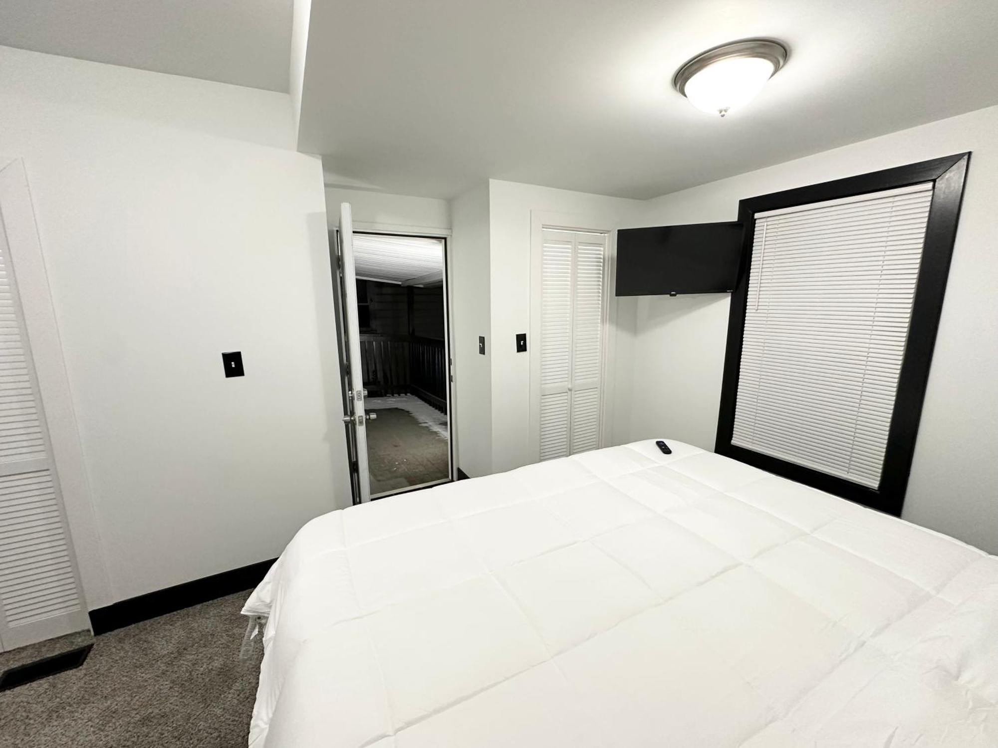 Fully Renovated Modern 4bedroom 3bath Close To Downtown Fully Furnished Apartment Cleveland