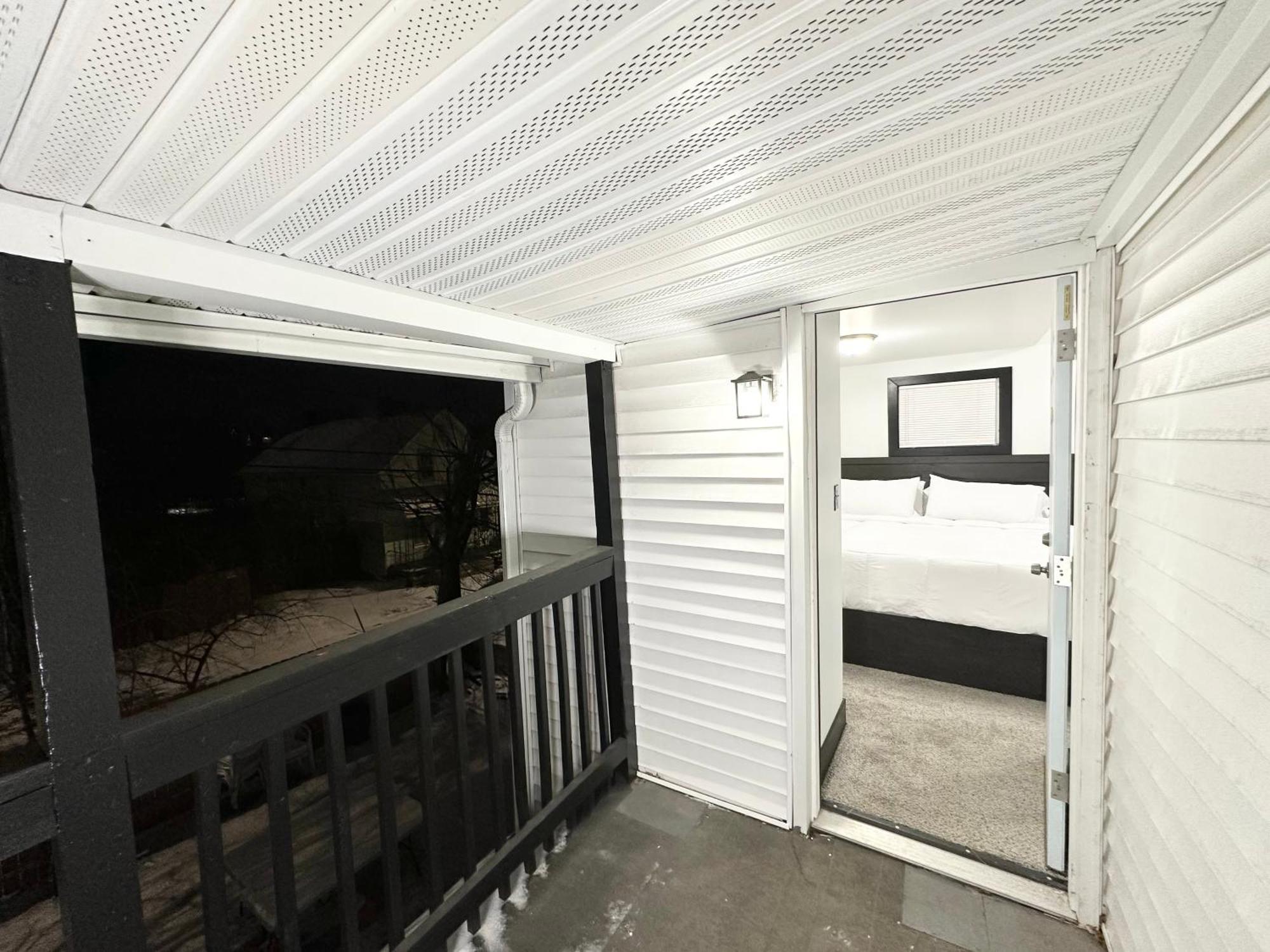 Fully Renovated Modern 4bedroom 3bath Close To Downtown Fully Furnished Cleveland