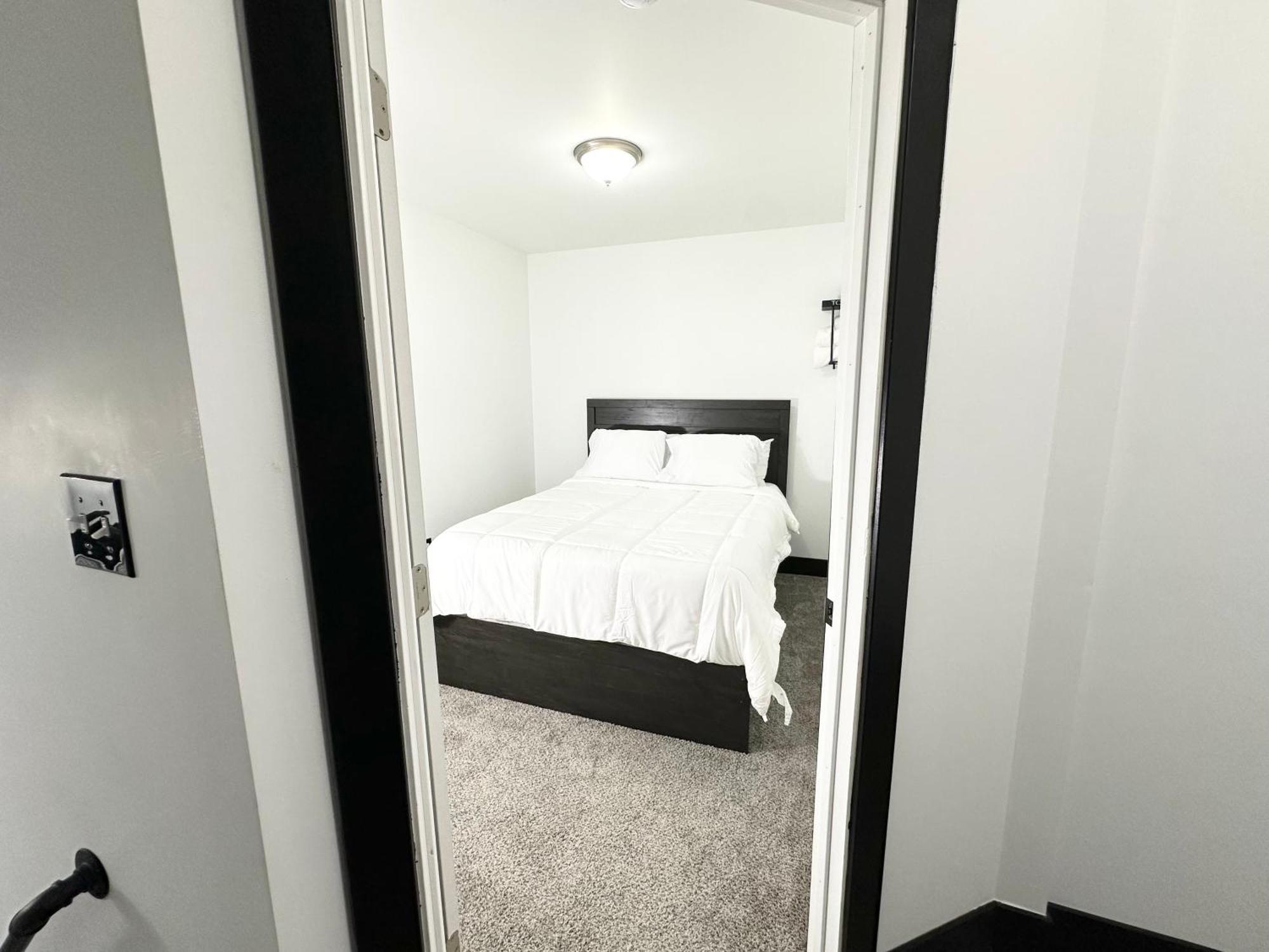 Fully Renovated Modern 4bedroom 3bath Close To Downtown Fully Furnished
