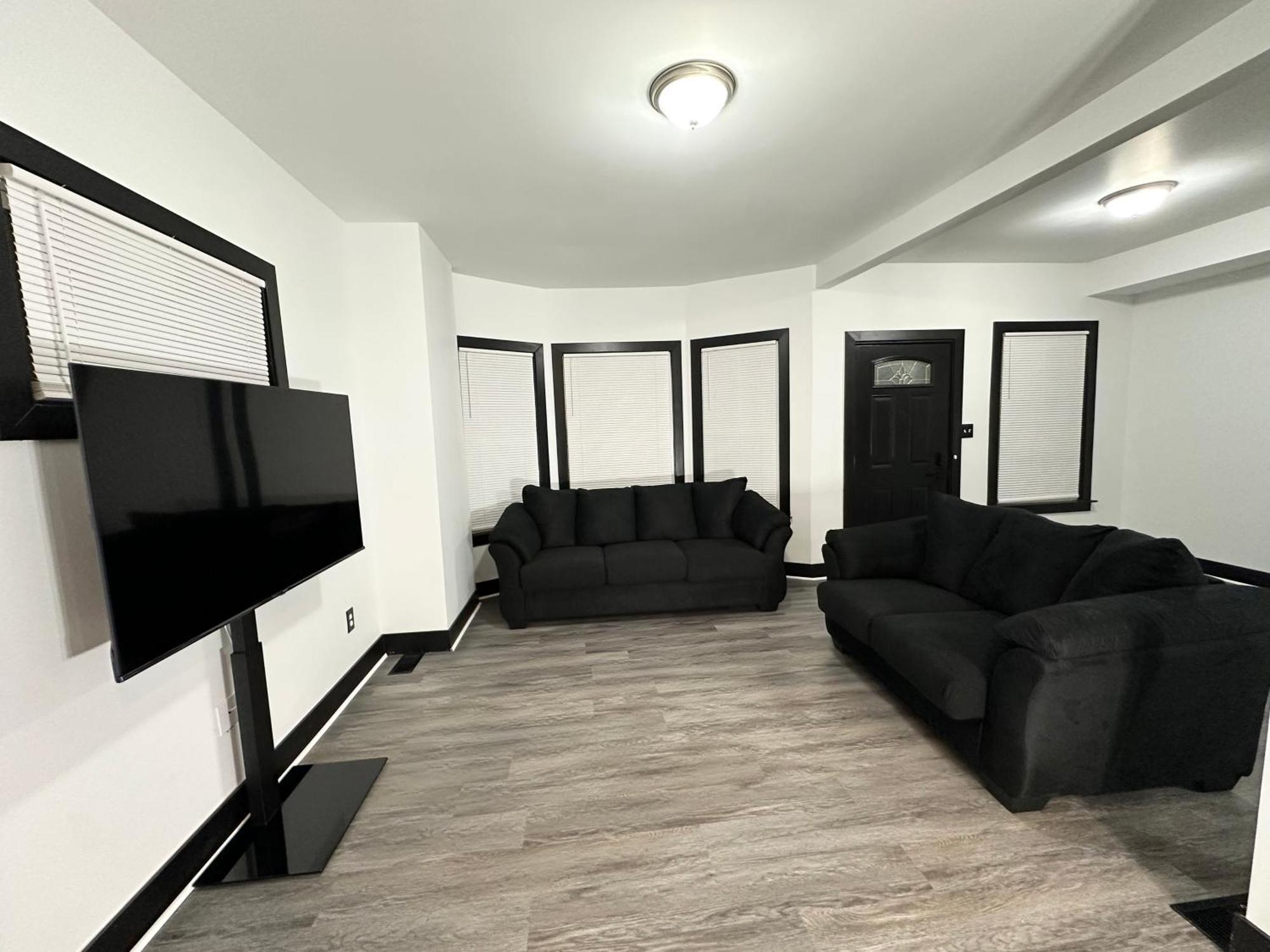 Fully Renovated Modern 4bedroom 3bath Close To Downtown Fully Furnished Apartment