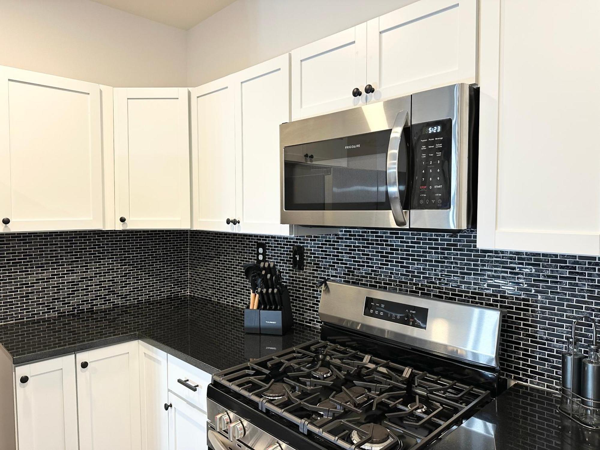 Fully Renovated Modern 4bedroom 3bath Close To Downtown Fully Furnished Apartment *