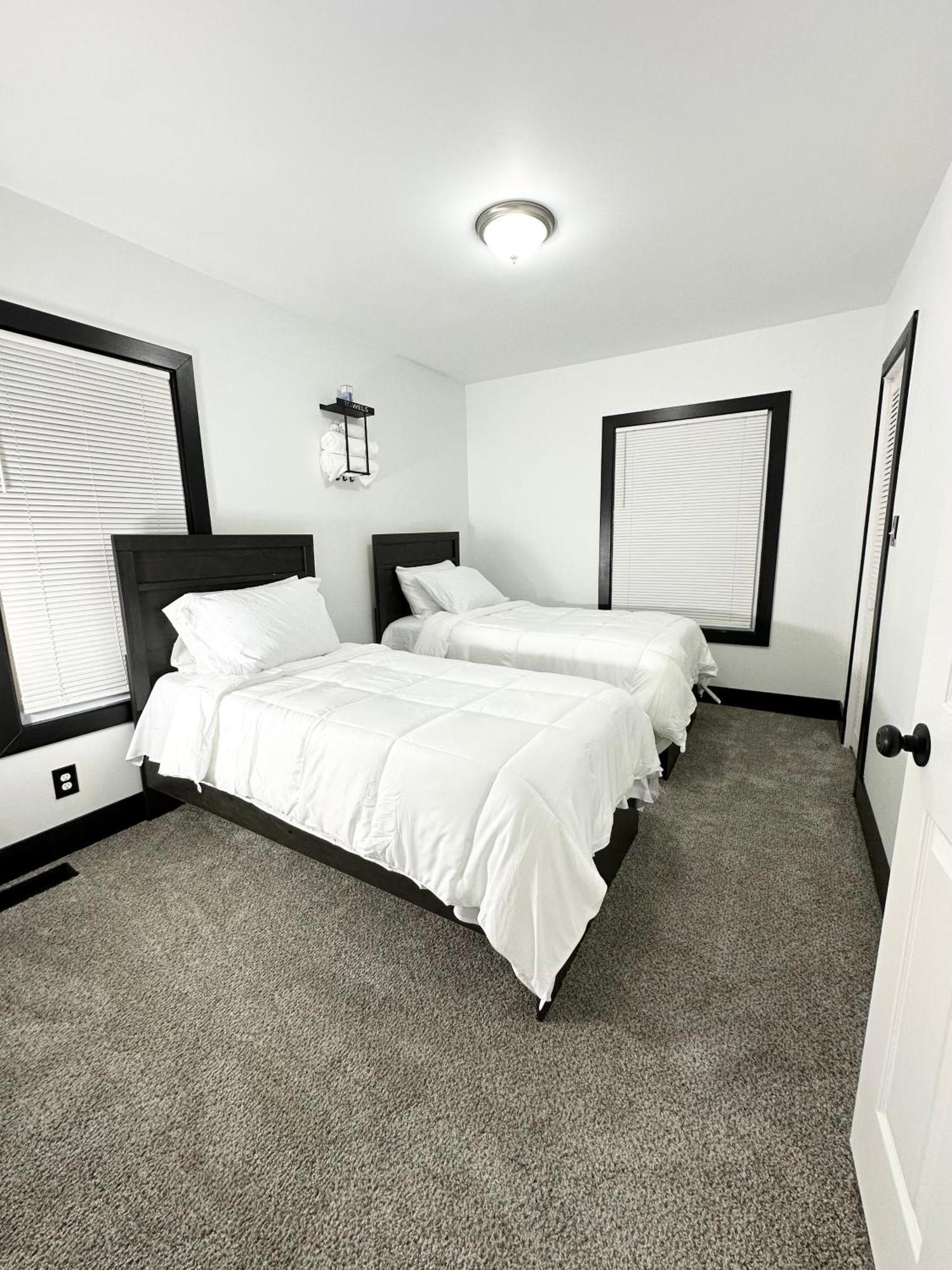 Fully Renovated Modern 4bedroom 3bath Close To Downtown Fully Furnished Apartment Cleveland