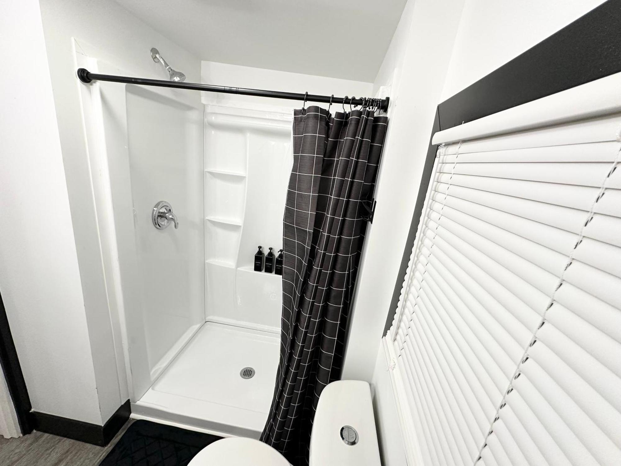 Fully Renovated Modern 4bedroom 3bath Close To Downtown Fully Furnished Cleveland