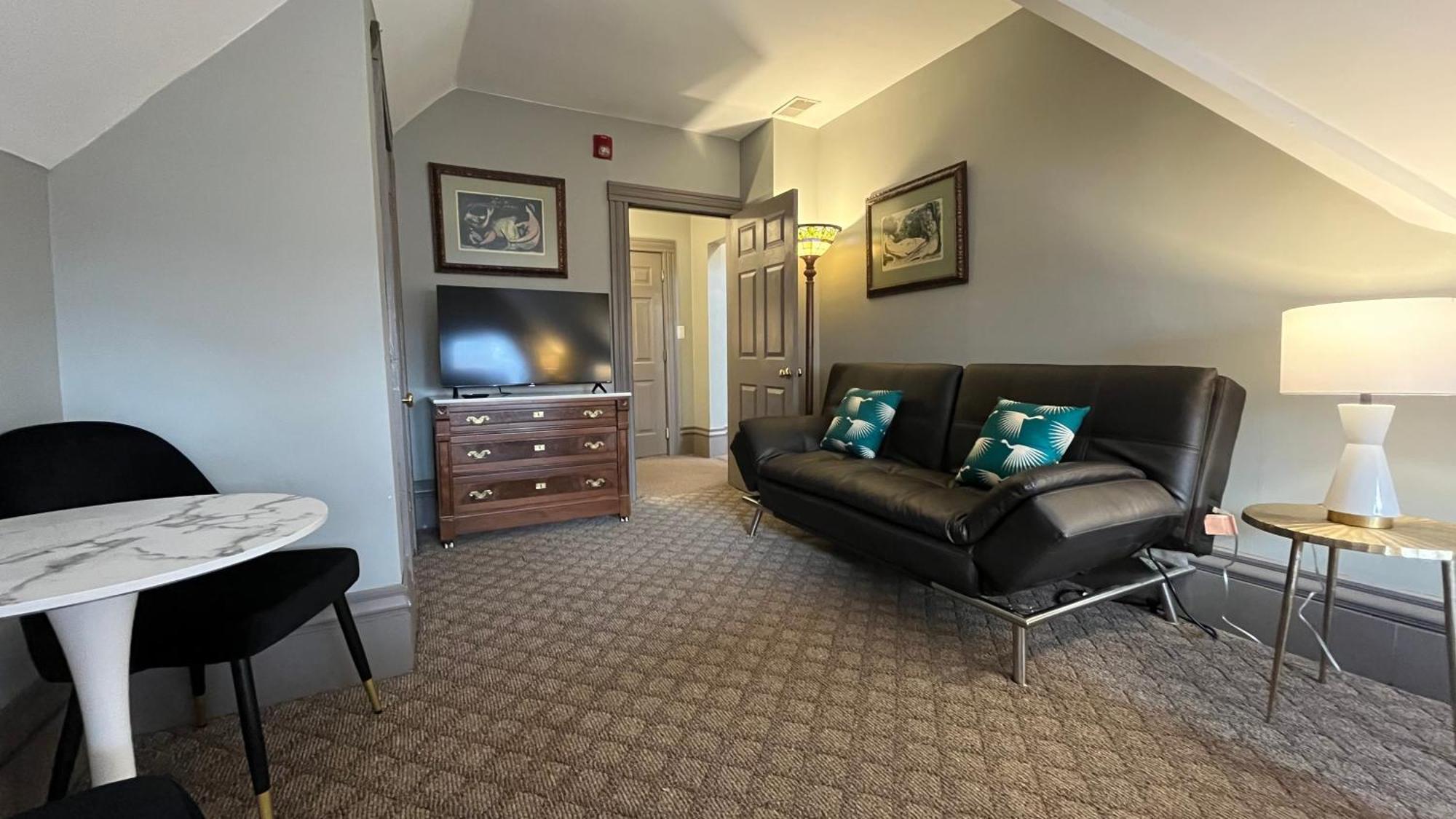 Stone Gables Hotel 2*