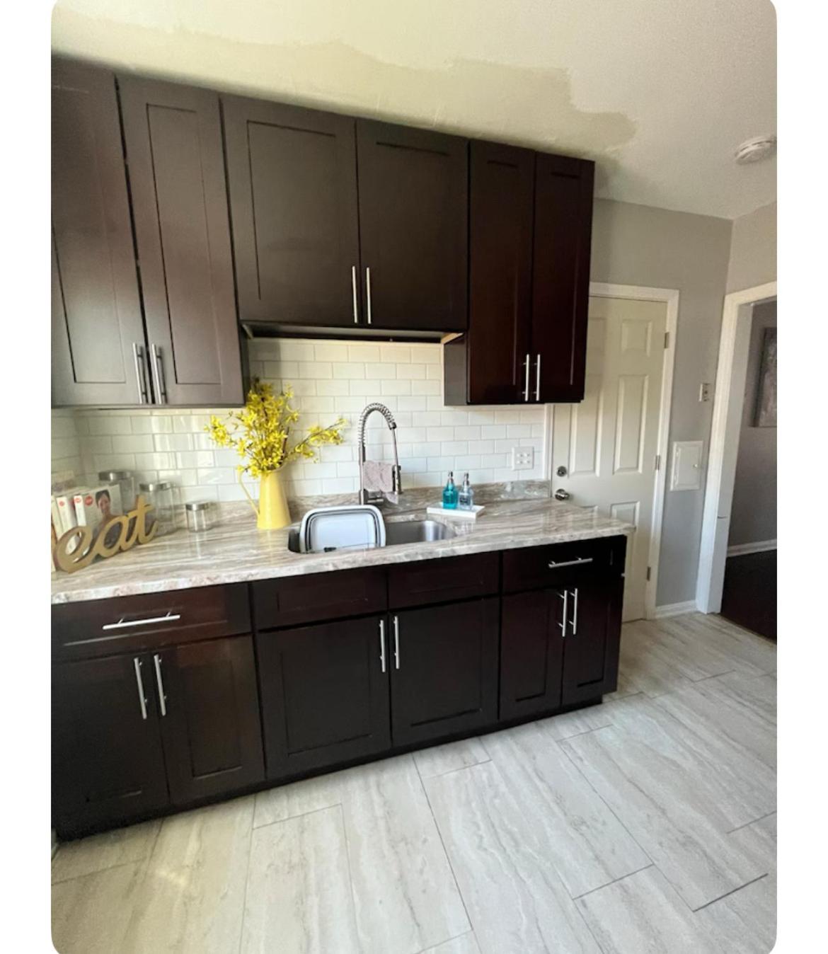 Cozy, Upstairs Pets Welcome With Fee Family Friendly Close To Everything Apartment