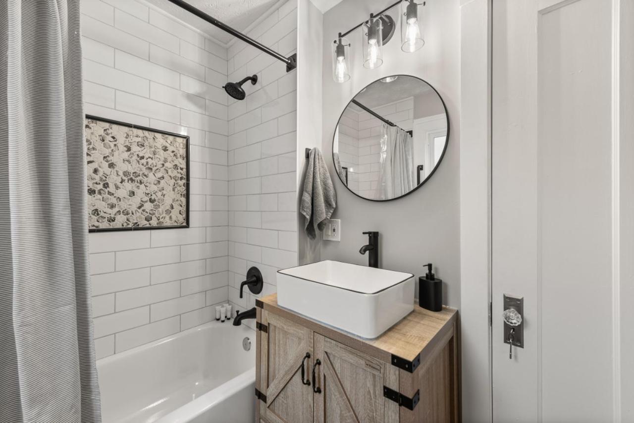 Newly Renovated And Designed Near Downtown Holiday home Cleveland