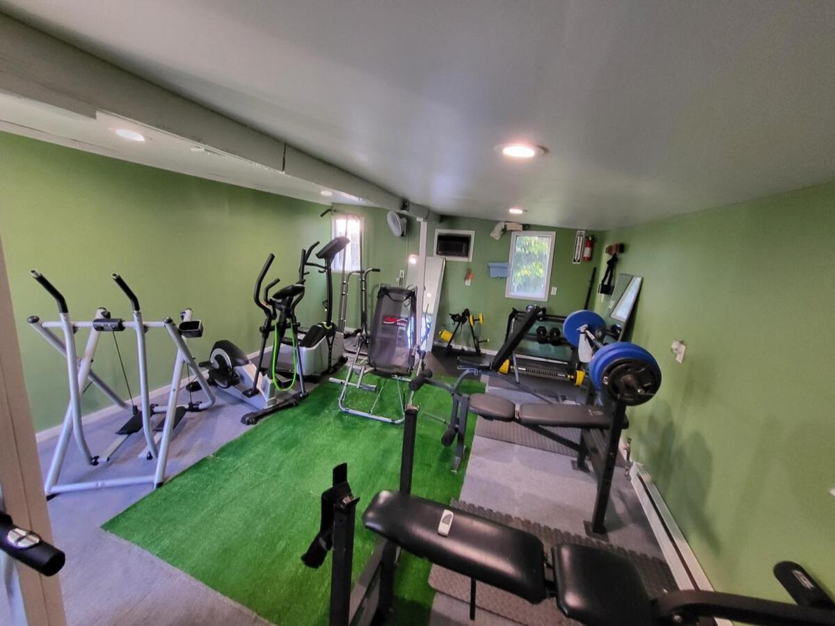 Adorable Crown Royal Presidential Fitness Rm *