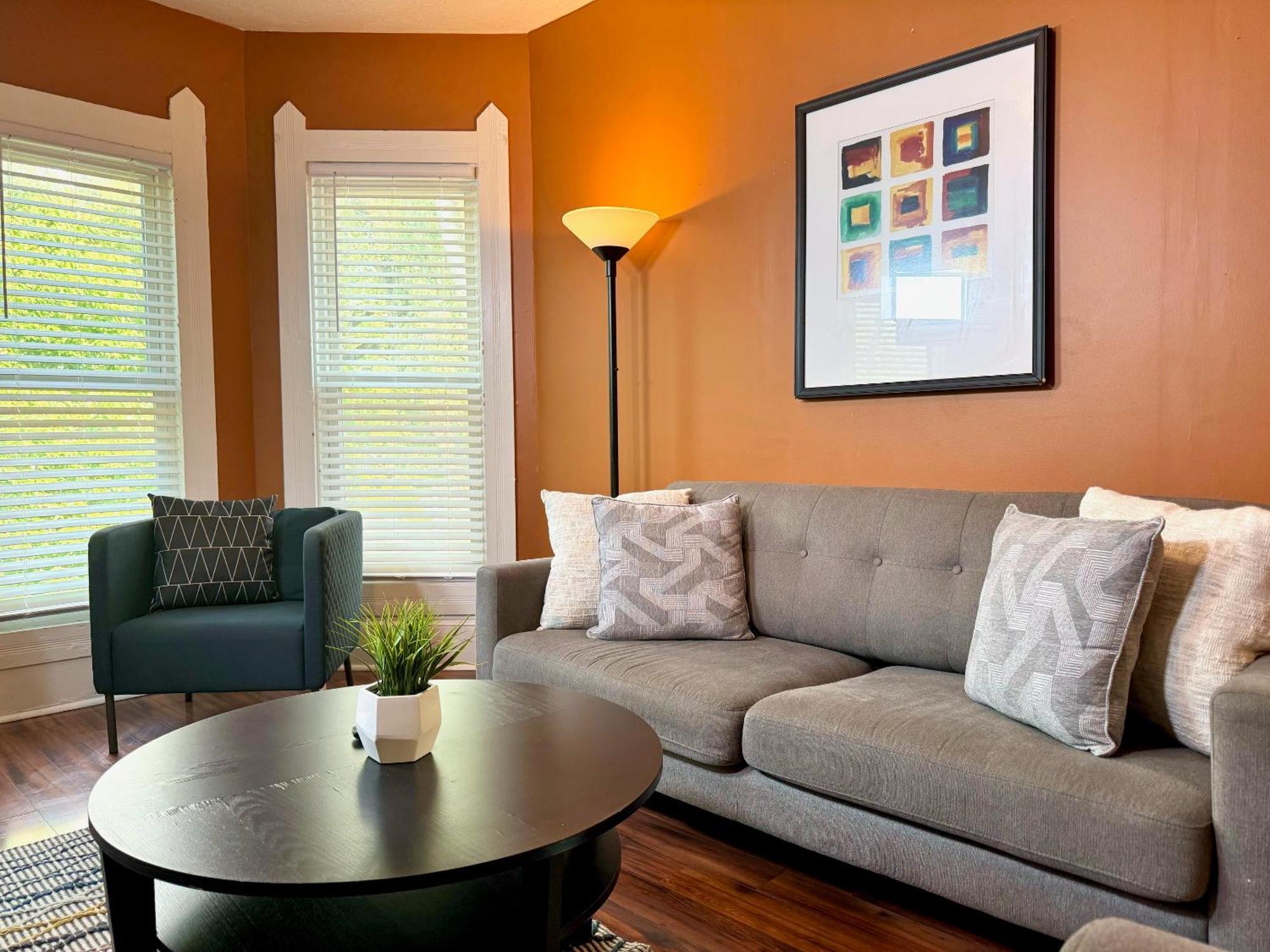 The House - Huge Ohio District - 5 Minutes From Downtown - W45th1 Upper *