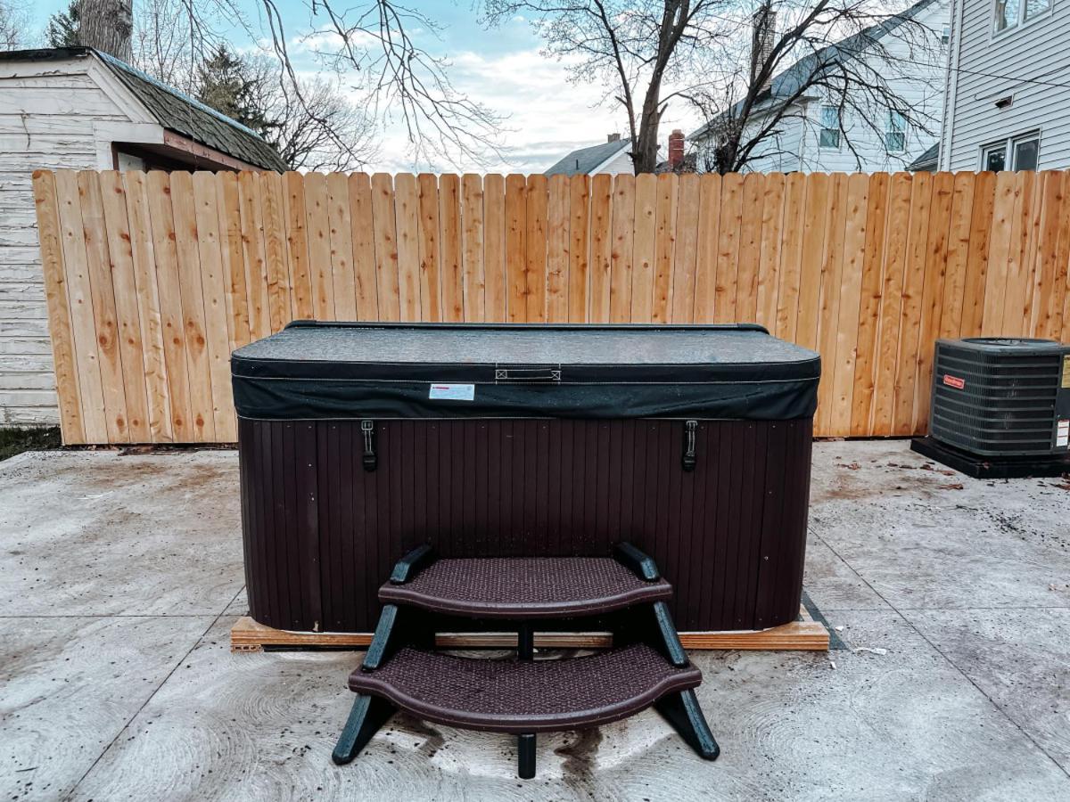 Large 4 Bedroom Recently Renovated With Hot Tub Holiday home