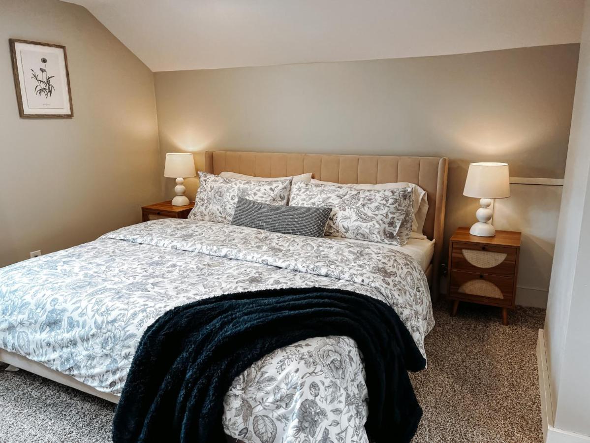 Large 4 Bedroom Recently Renovated With Hot Tub Holiday home *