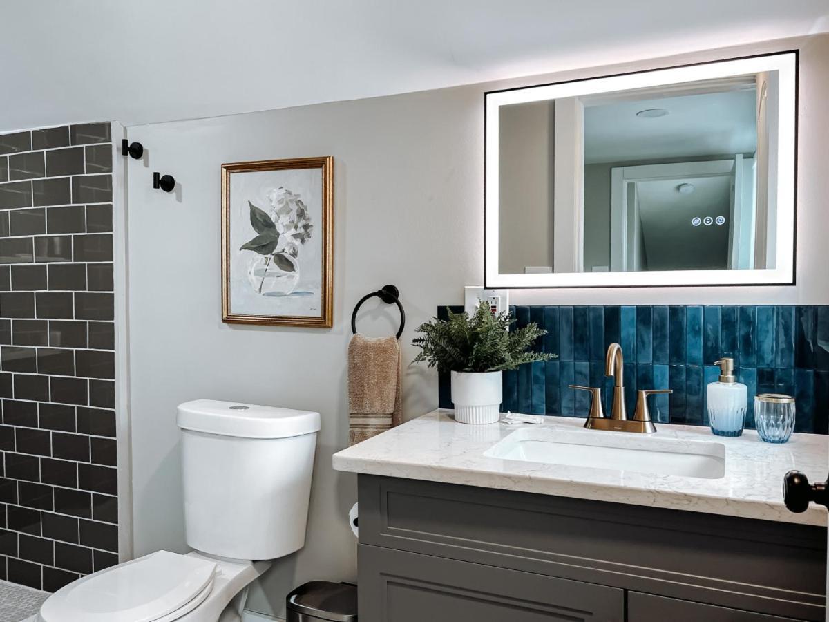 Large 4 Bedroom Recently Renovated With Hot Tub Cleveland
