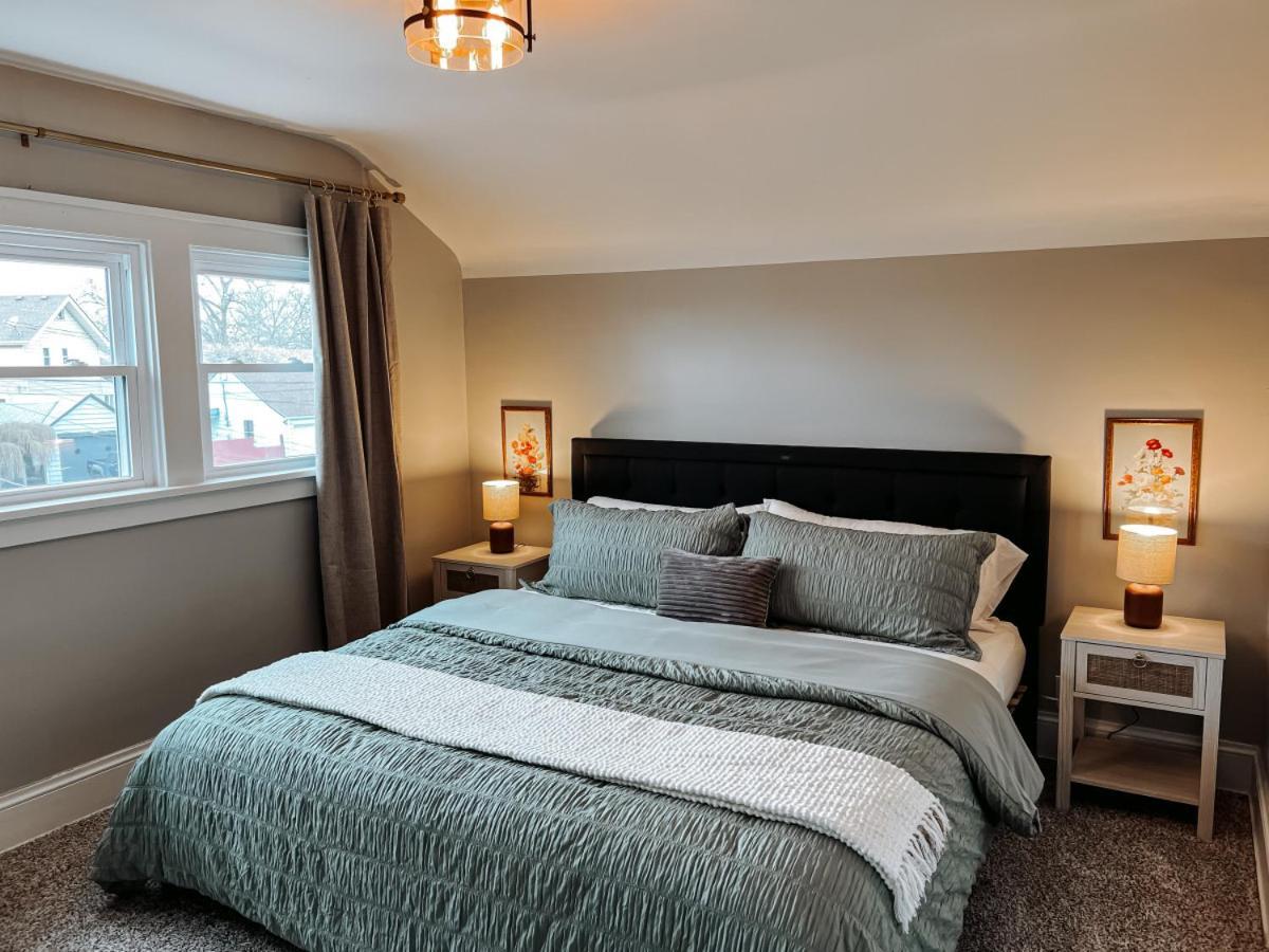 Large 4 Bedroom Recently Renovated With Hot Tub Holiday home Cleveland
