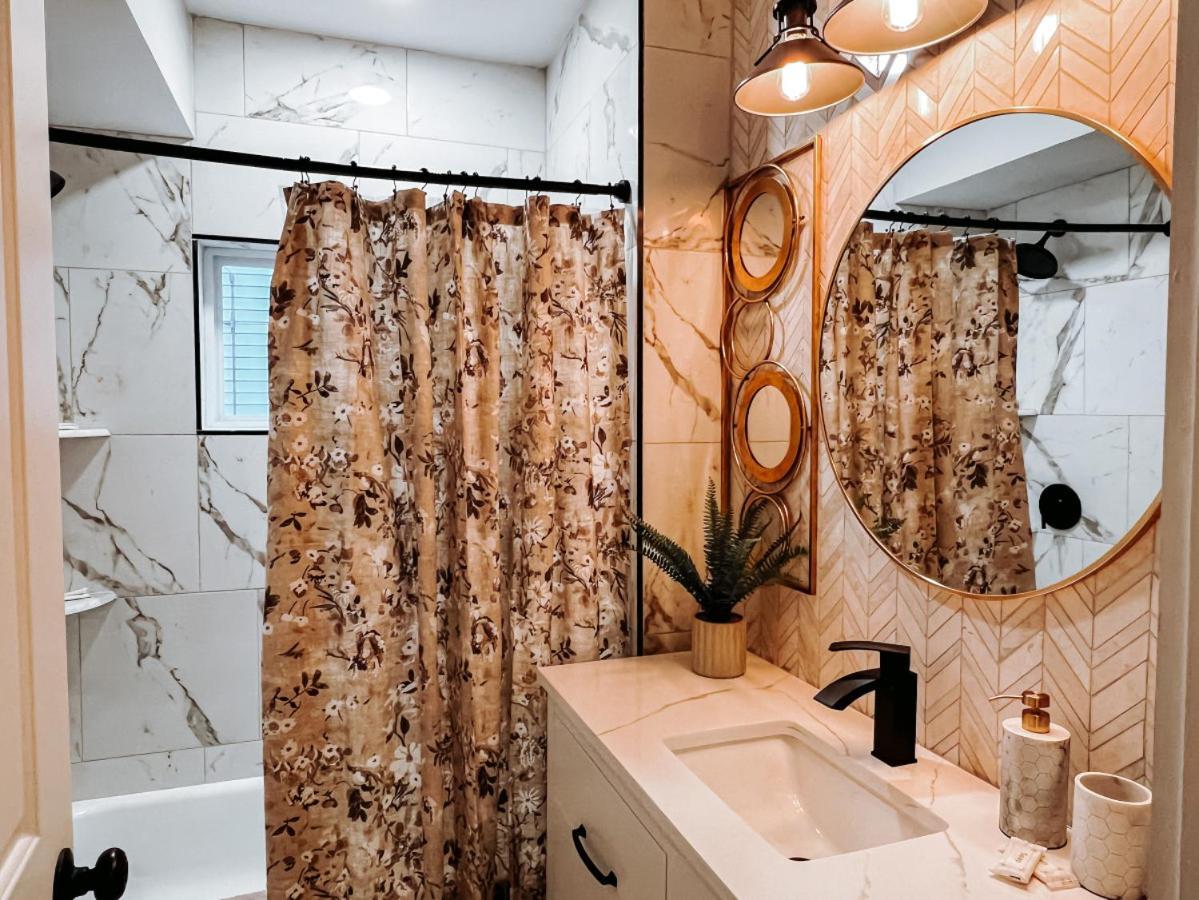 Large 4 Bedroom Recently Renovated With Hot Tub Holiday home Cleveland
