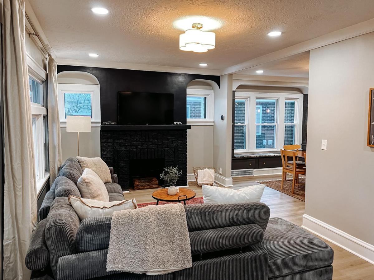 Large 4 Bedroom Recently Renovated With Hot Tub Holiday home Cleveland