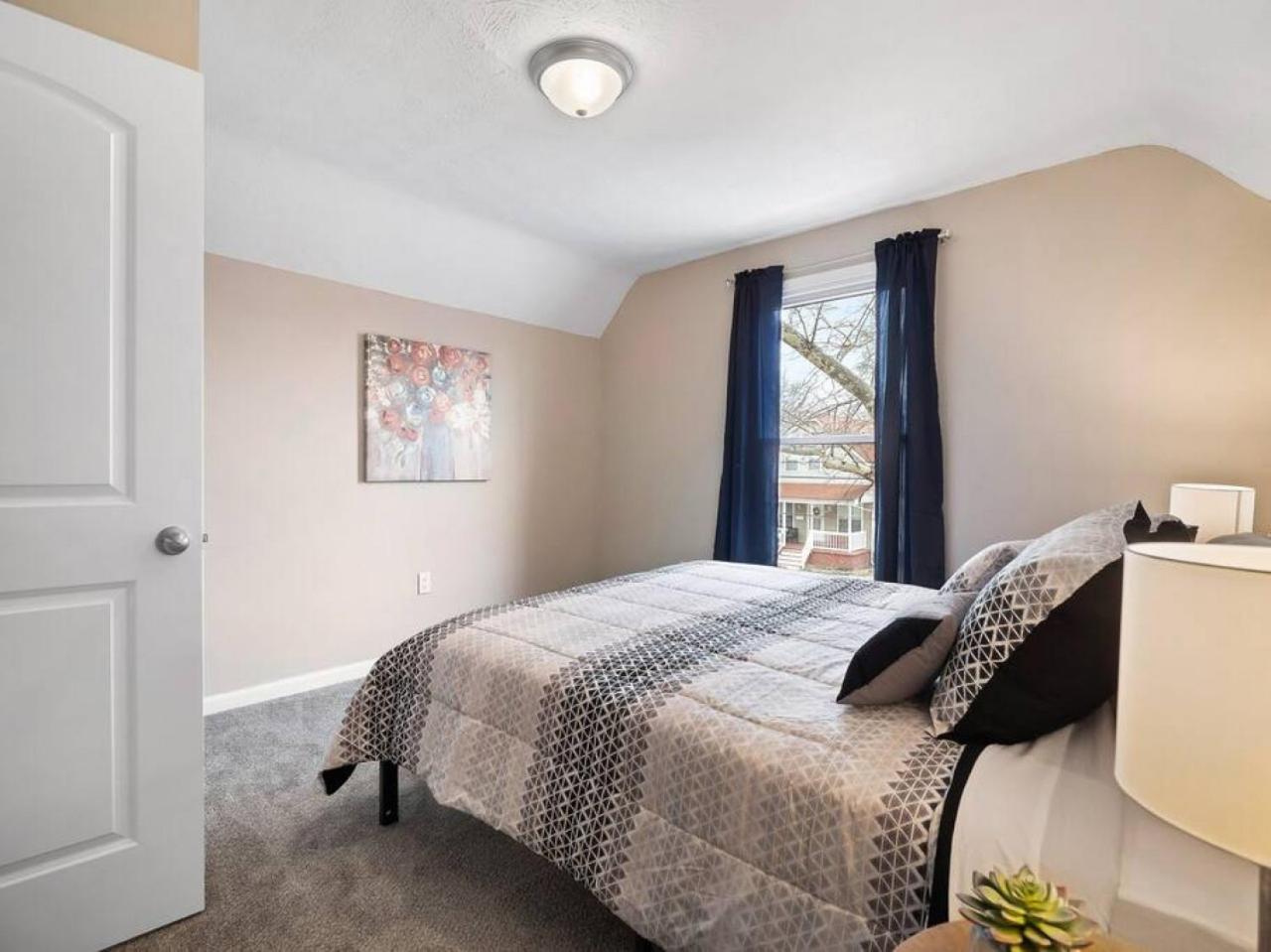 Large Remodeled 4 Bedroom Only 7 Minutes To Downtown Holiday home Cleveland