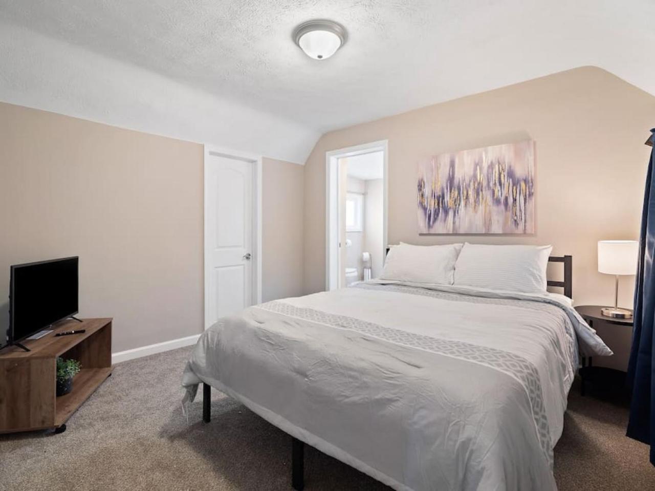 Large Remodeled 4 Bedroom Only 7 Minutes To Downtown Holiday home Cleveland
