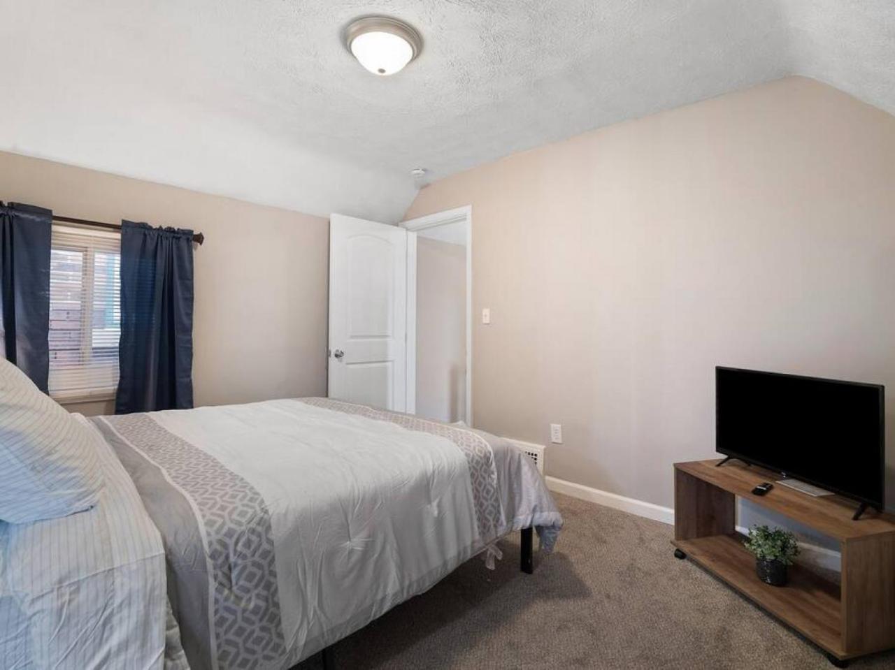 Large Remodeled 4 Bedroom Only 7 Minutes To Downtown Holiday home