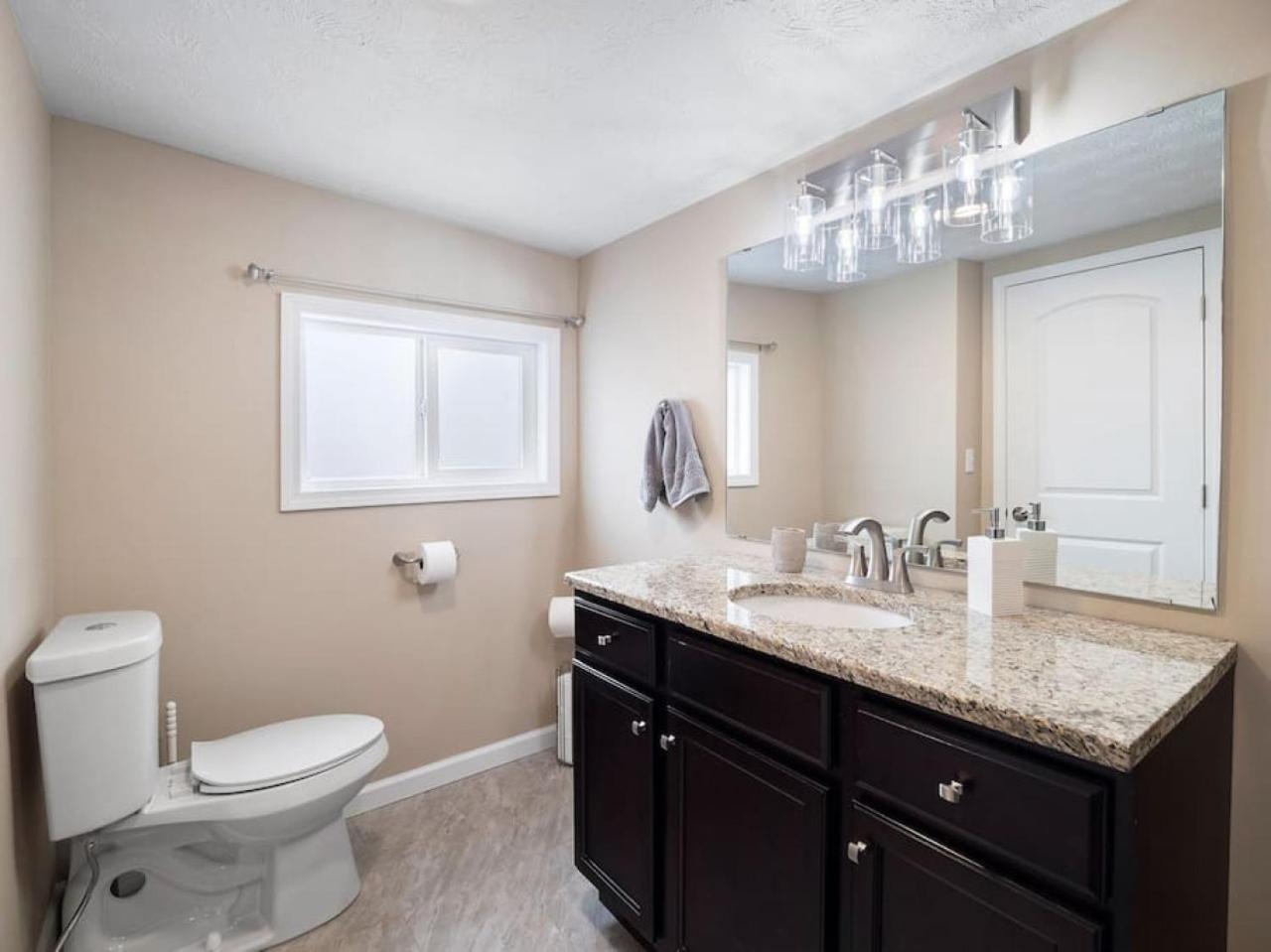 Holiday home Large Remodeled 4 Bedroom Only 7 Minutes To Downtown *