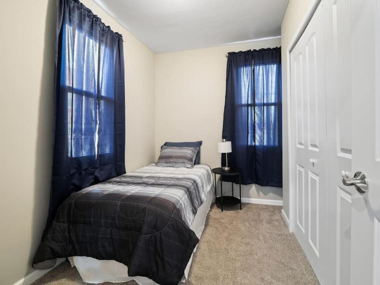 Large Remodeled 4 Bedroom Only 7 Minutes To Downtown Holiday home
