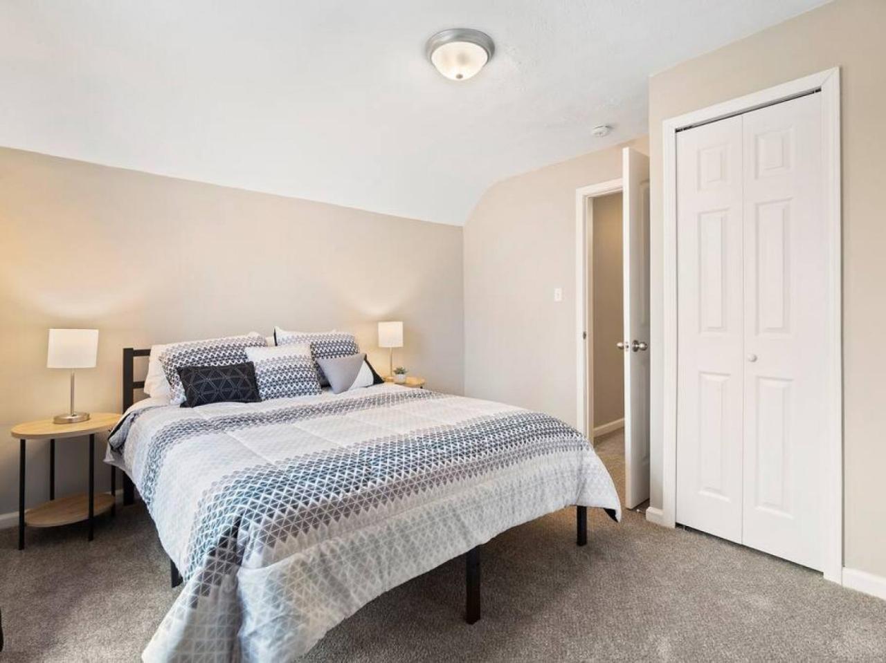 Holiday home Large Remodeled 4 Bedroom Only 7 Minutes To Downtown *