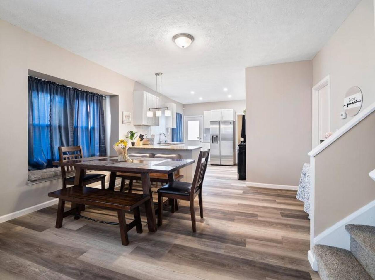 Large Remodeled 4 Bedroom Only 7 Minutes To Downtown Holiday home Cleveland