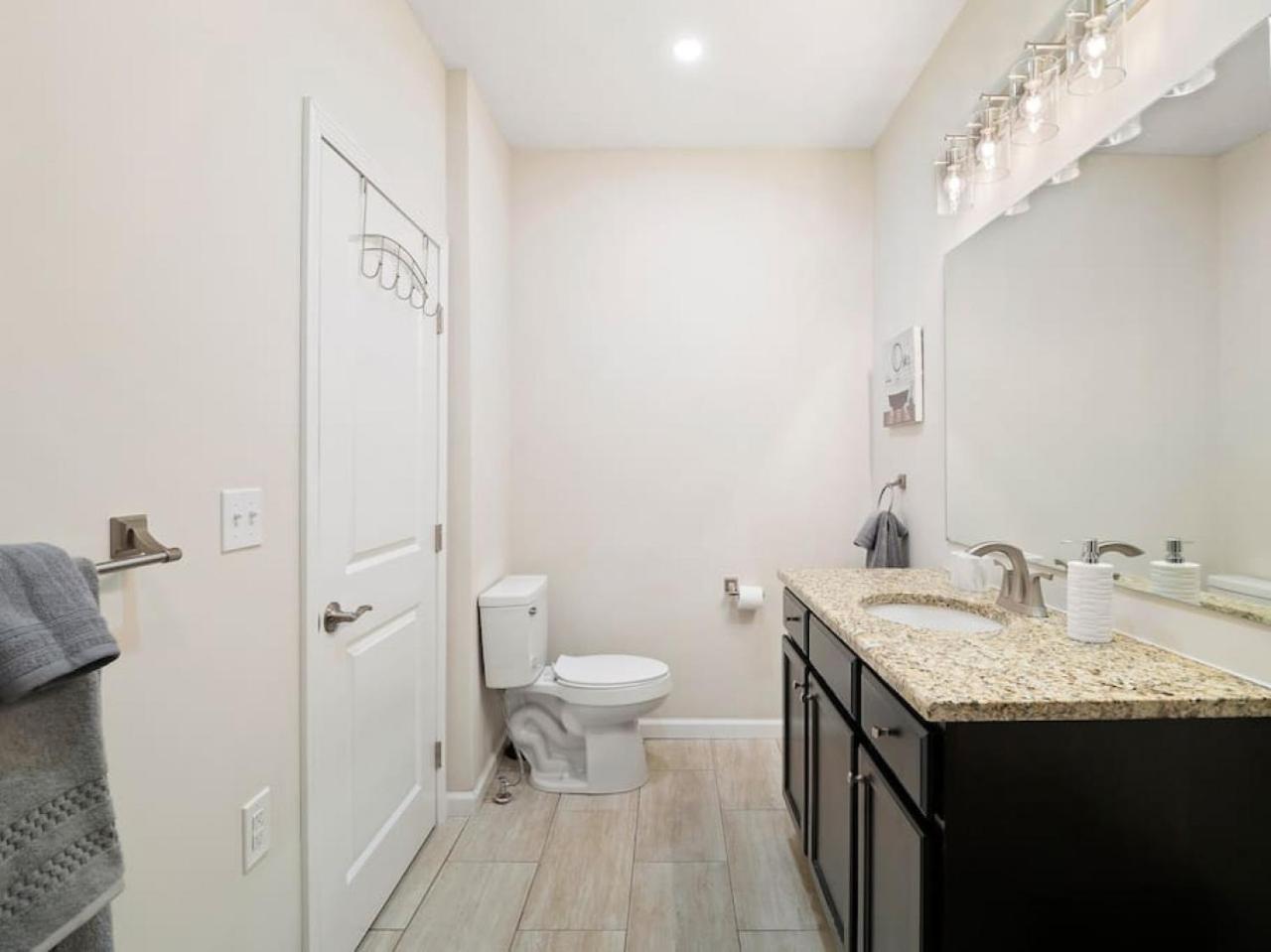 Holiday home Large Remodeled 4 Bedroom Only 7 Minutes To Downtown Cleveland