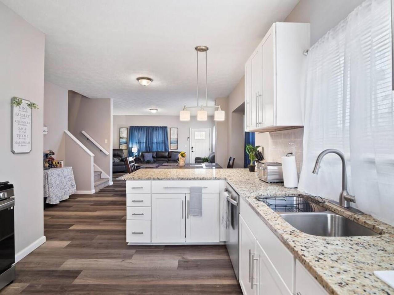 Large Remodeled 4 Bedroom Only 7 Minutes To Downtown * Cleveland
