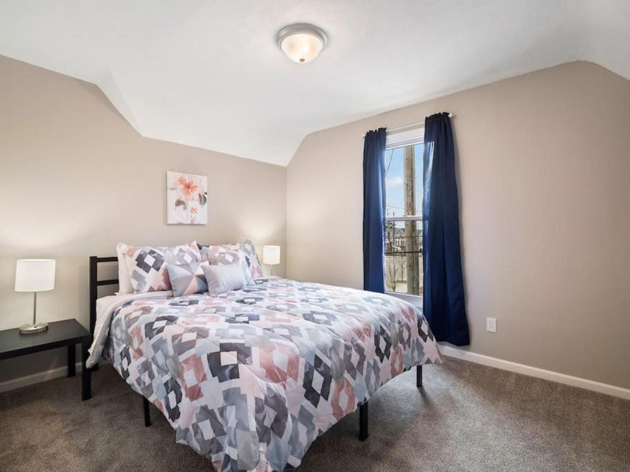 Large Remodeled 4 Bedroom Only 7 Minutes To Downtown Holiday home *