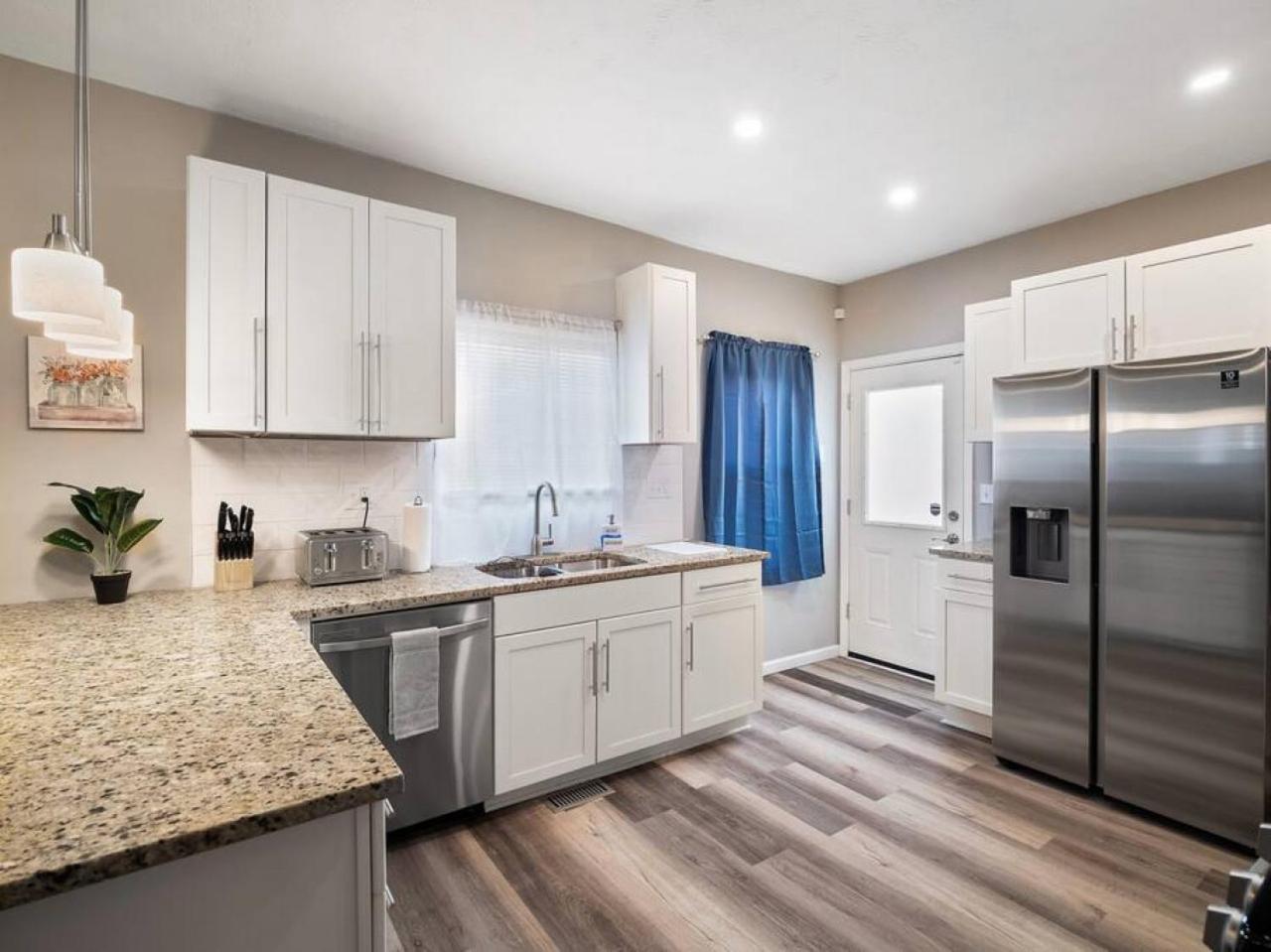 Large Remodeled 4 Bedroom Only 7 Minutes To Downtown Holiday home *