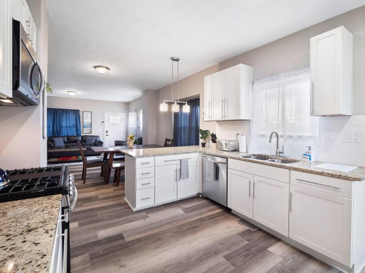 Holiday home Large Remodeled 4 Bedroom Only 7 Minutes To Downtown Cleveland