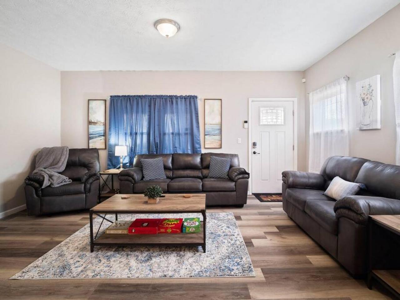 Large Remodeled 4 Bedroom Only 7 Minutes To Downtown Cleveland