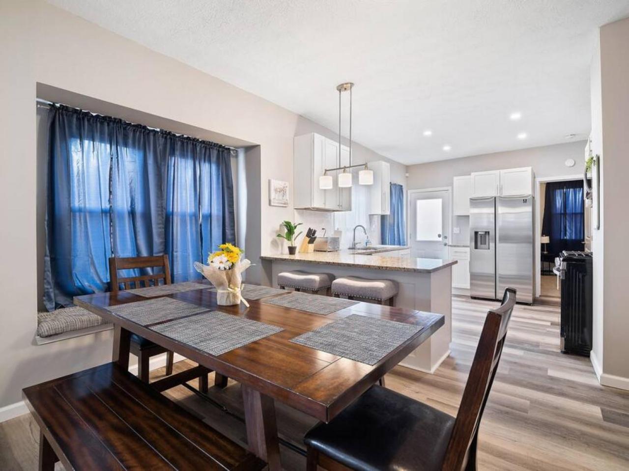 Large Remodeled 4 Bedroom Only 7 Minutes To Downtown * Cleveland