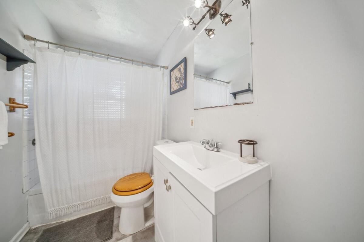 Cozy Two Bedroom One Bath Cleveland