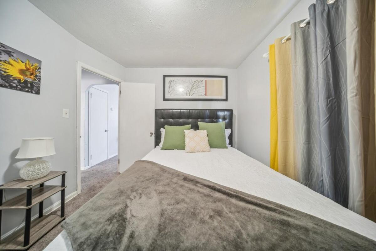 Cozy Two Bedroom One Bath * Cleveland