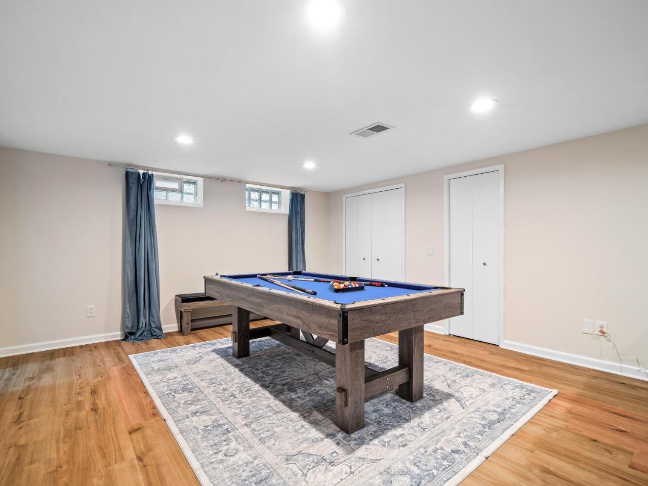 Hot Tub Ping Pong Sleeps 9 Retro Fun * Cleveland