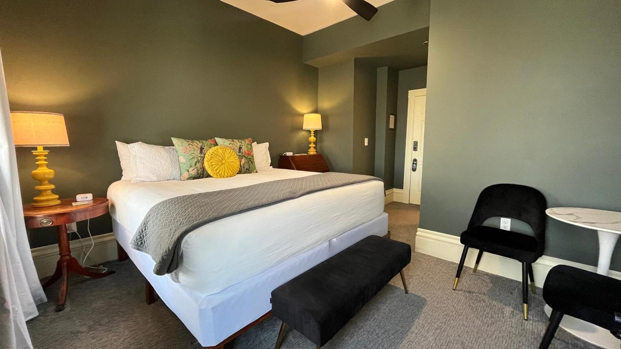 Stone Gables Hotel 2*