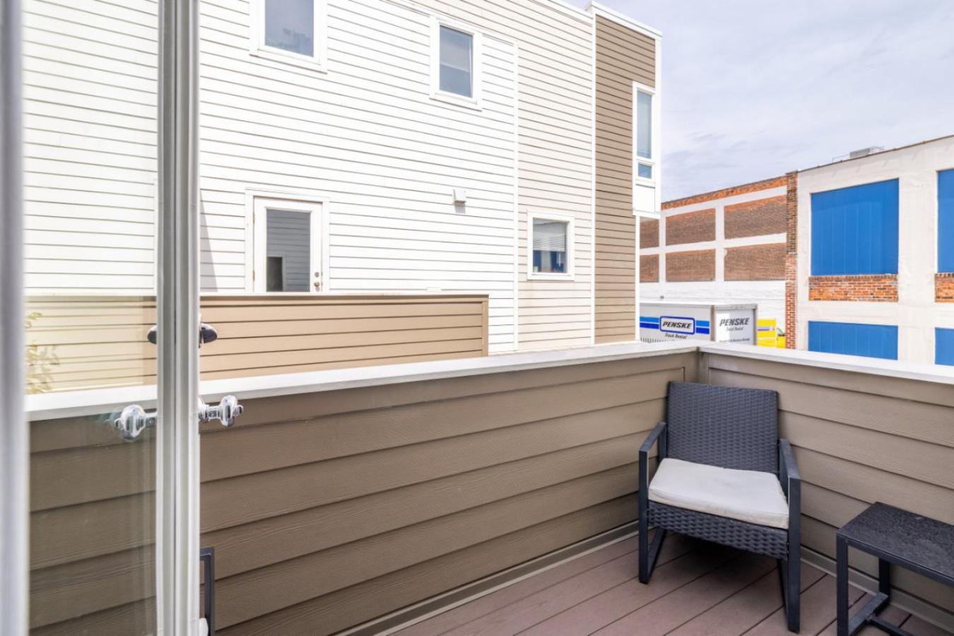 Luxury Downtown Townhome Private Garage Unit 10 Cleveland