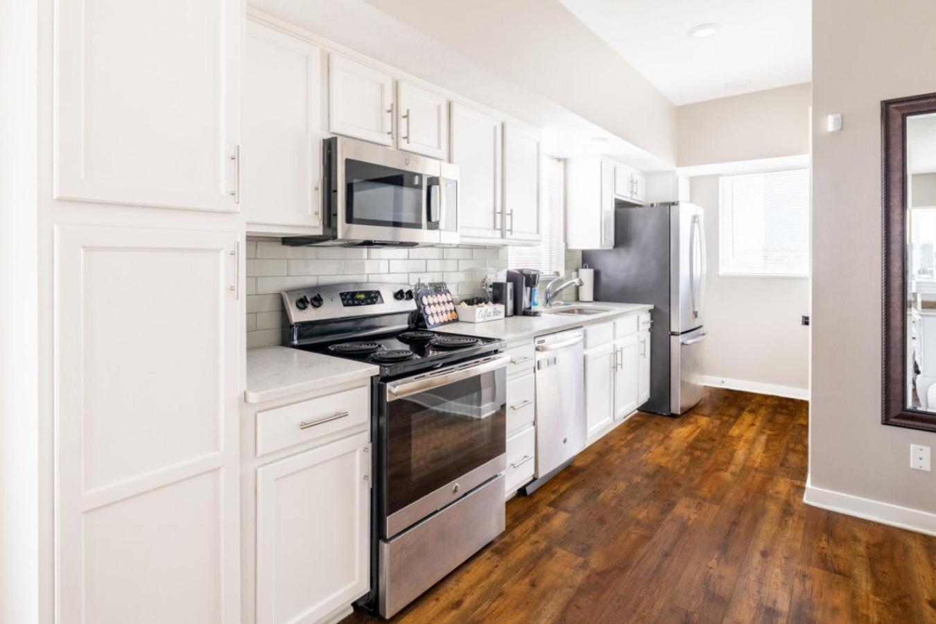 Luxury Downtown Townhome Private Garage Unit 6