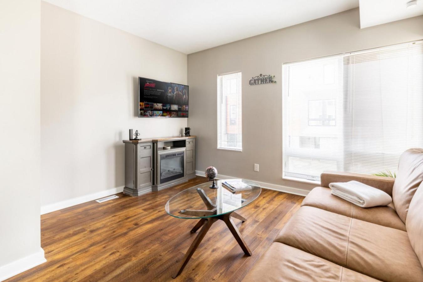 Holiday home Luxury Downtown Townhome Private Garage Unit 10 *