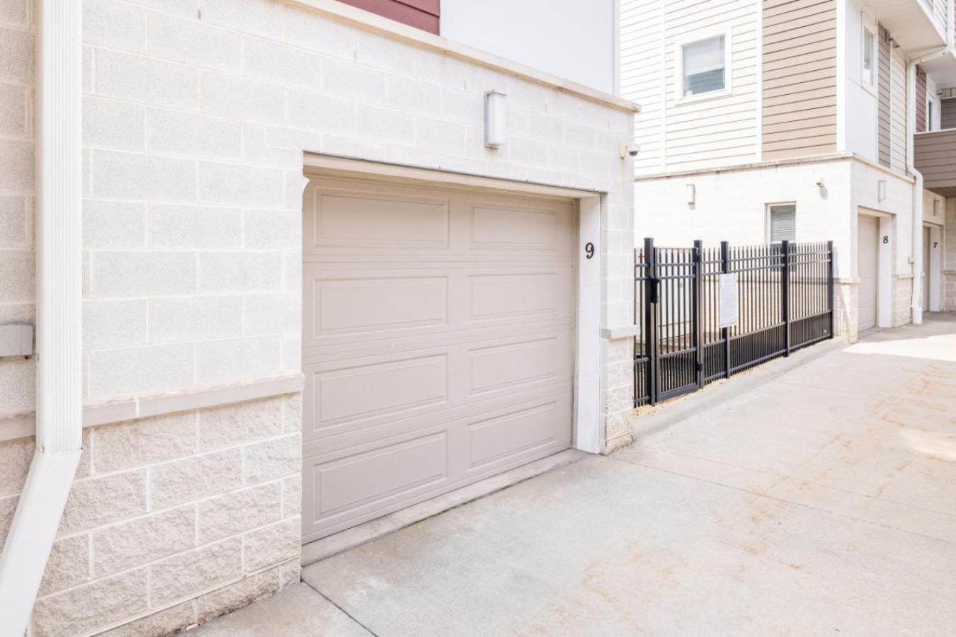 Luxury Downtown Townhome Private Garage Unit 3 Holiday home
