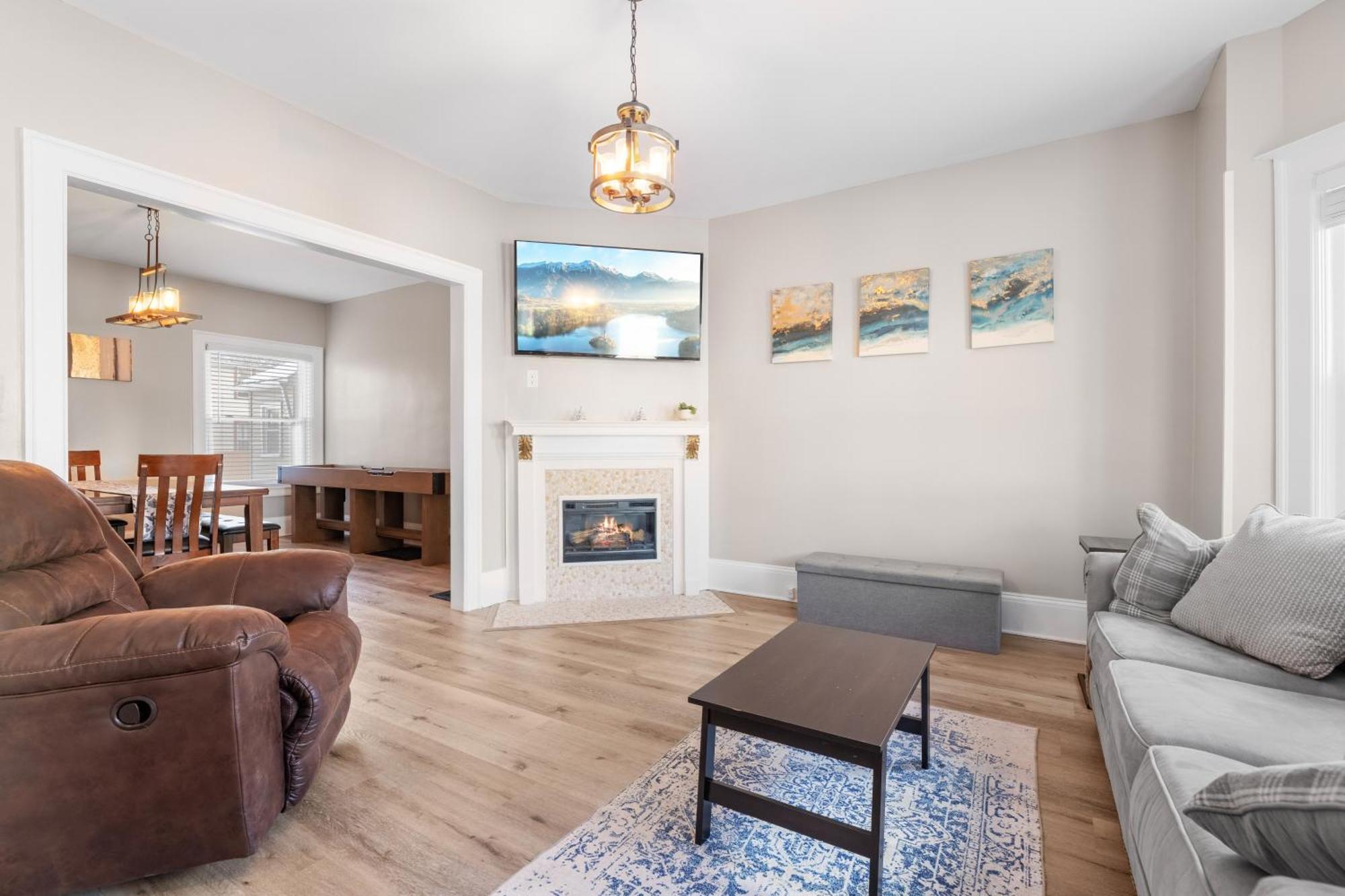 Luxe Ohio Townhome Only Minutes To Stadium!