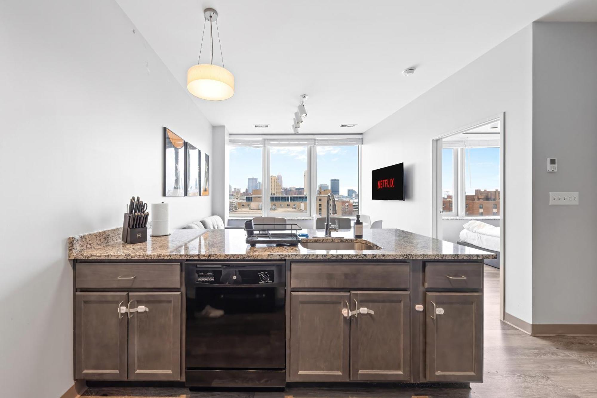 Apartment Luxury Downtown L 2 Tv's L Parking Cleveland