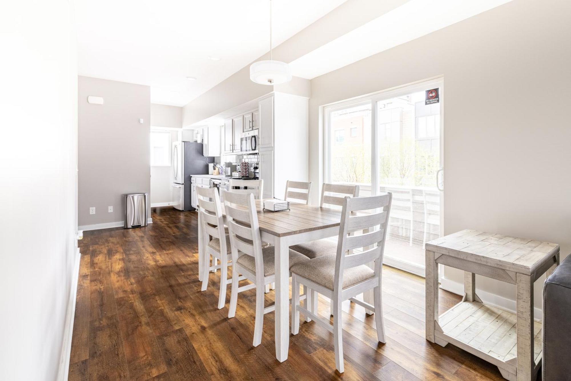 Luxury Downtown Townhome Private Garage Unit 3 *