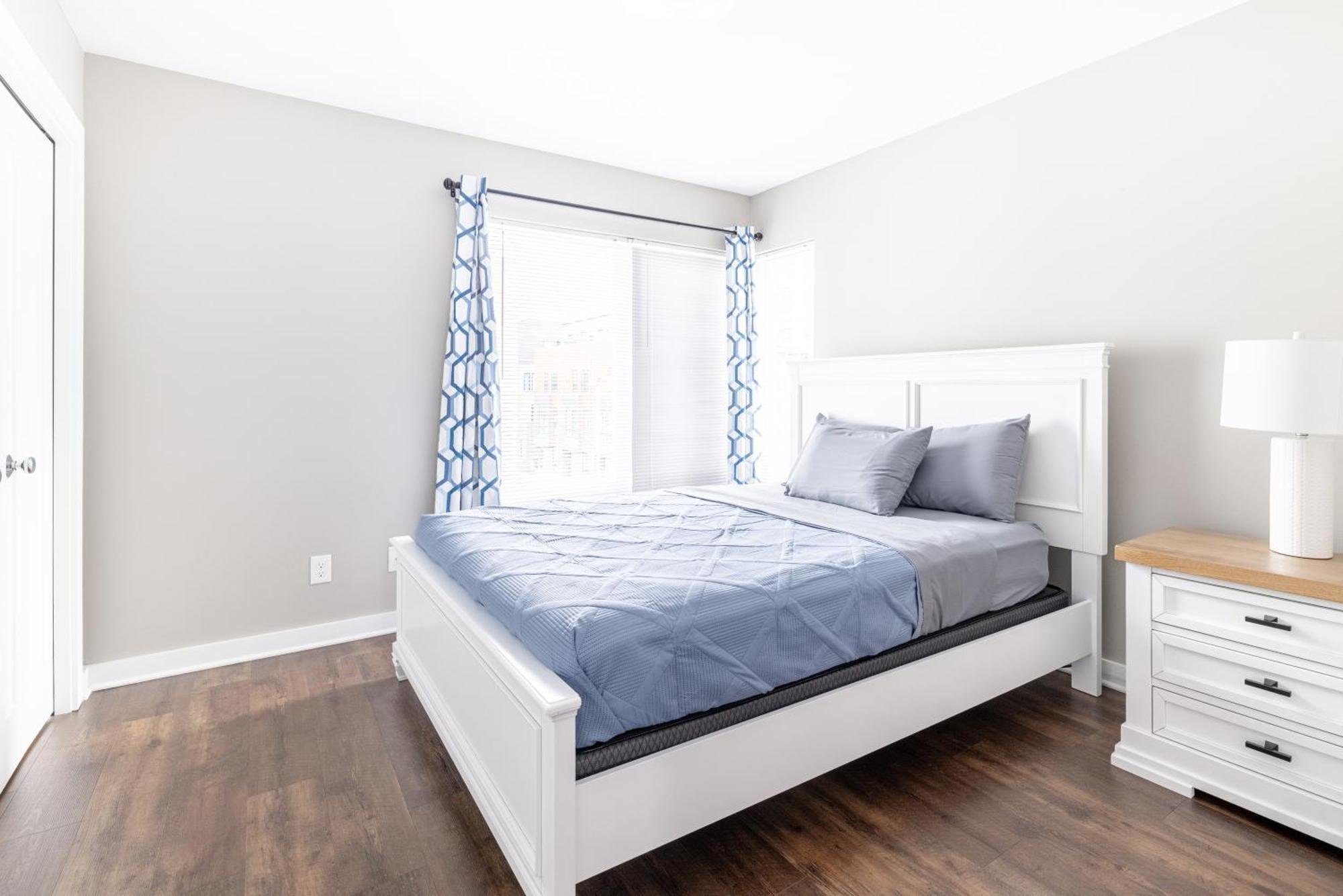Luxury Downtown Townhome Private Garage Unit 3 *
