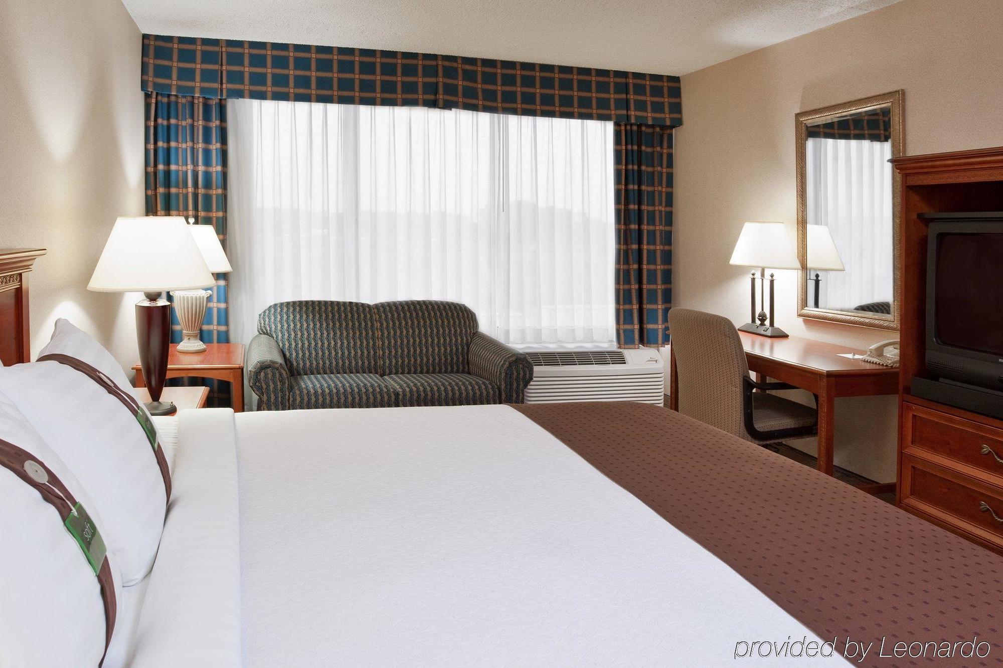 Hotel Four Points By Sheraton Airport 3*