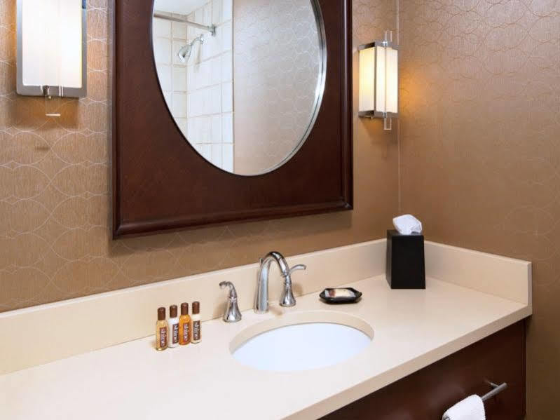 Sheraton Airport Hotel 3*