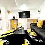 The Amber Retreat - Brooklyn Centre Comfort - Charming Space For Families, Couples & Business Travelers Near Downtown - With 300Mb Wifi, Parking & Self Check-In